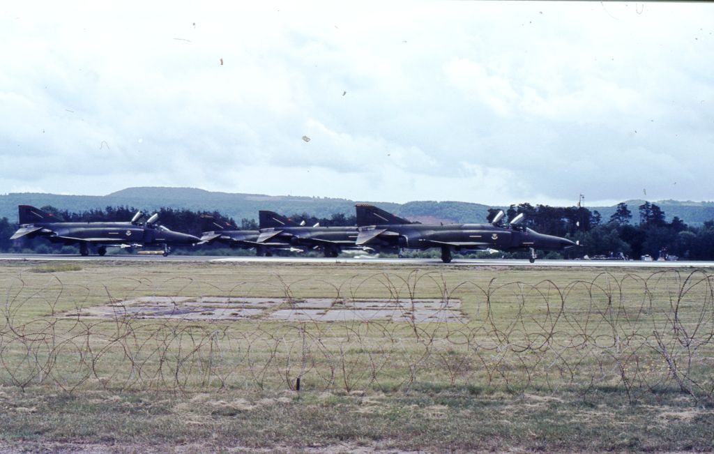 4 mal die Phantom F-4 als Staffel auf der Startbahn in Ramstein